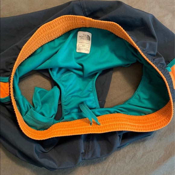 Womans North Face shorts - Picture 3 of 3